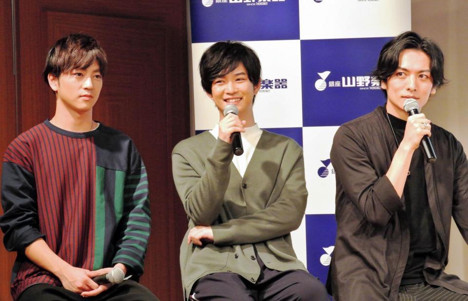 自転車旅の思い出を語った（左から）磯崎亮太、千葉雄大、久保田悠来＝東京・銀座