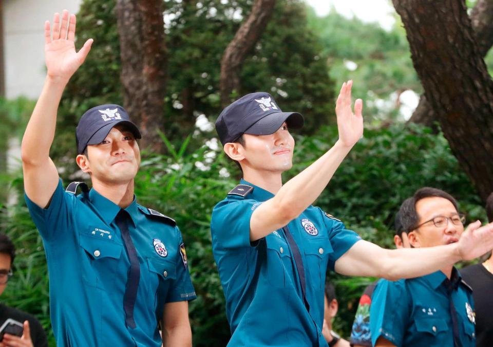 　ソウル地方警察庁から出て、集まったファンに手を振る「東方神起」のチャンミン（右）と「ＳＵＰＥＲ　ＪＵＮＩＯＲ」のシウォン（聯合＝共同）