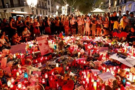 　１８日、テロ犠牲者を追悼しようとスペイン北東部バルセロナのランブラス通りを訪れた人々（共同）