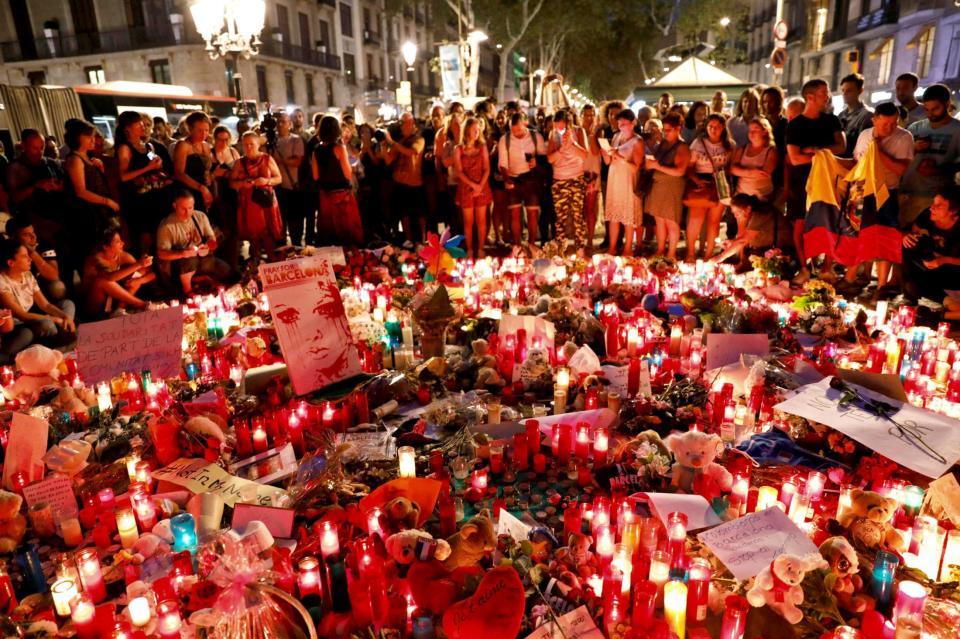 　１８日、テロ犠牲者を追悼しようとスペイン北東部バルセロナのランブラス通りを訪れた人々（共同）