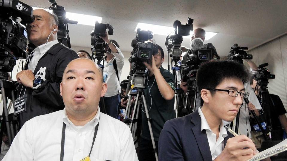 　藤井四段を取材する福島大輔記者（左）と石井剣太郎記者