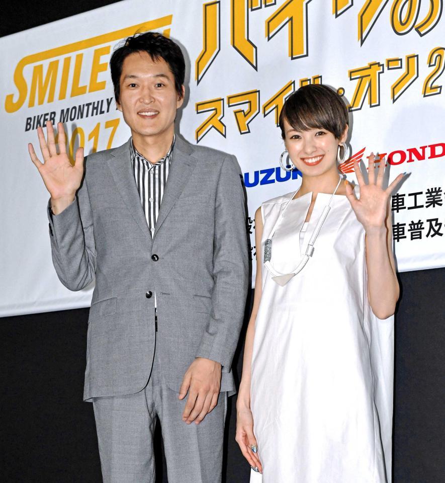 バイクの日にちなんだトークショーを行った千原ジュニア（左）と南明奈　