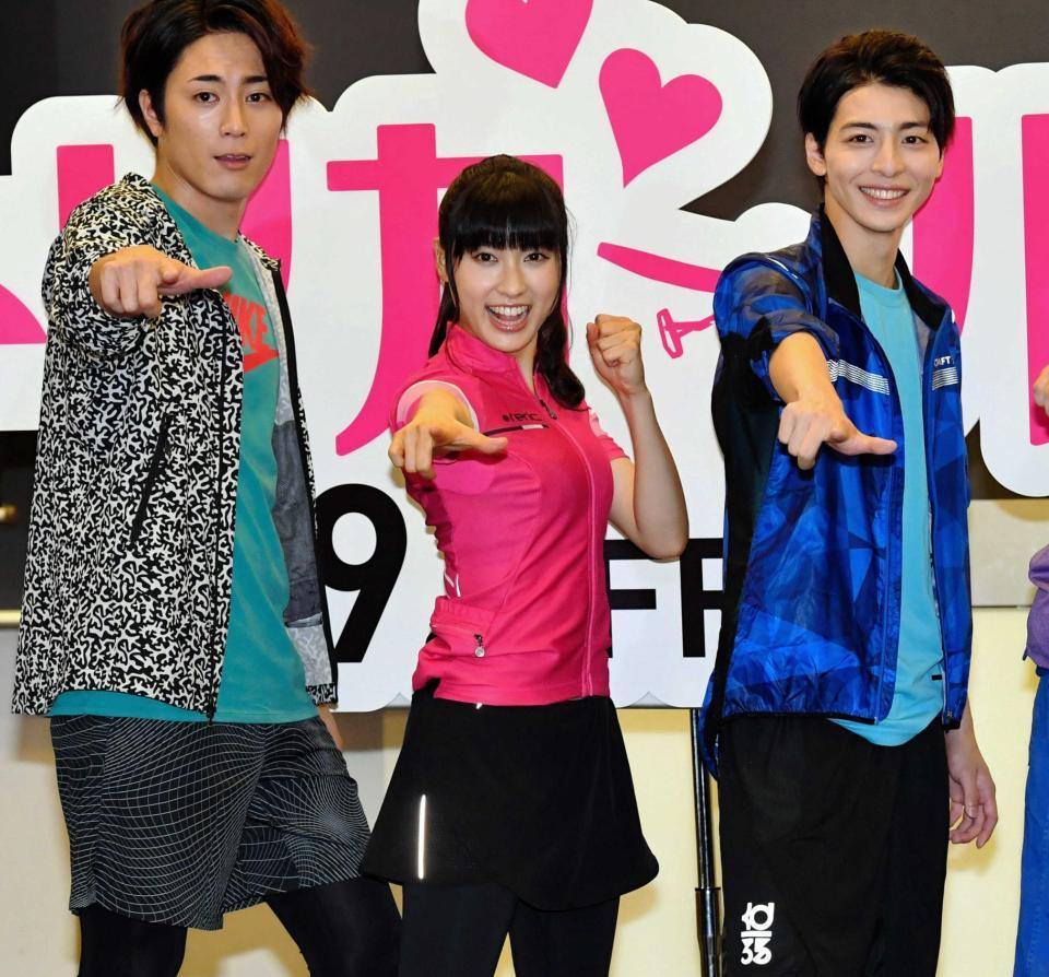 　そろってポーズを決める（左から）間宮祥太朗、土屋太鳳、高杉真宙＝都内