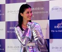 財布を持って胸元を隠すポーズを披露した橋本マナミ＝東京・新宿区のロボットレストラン