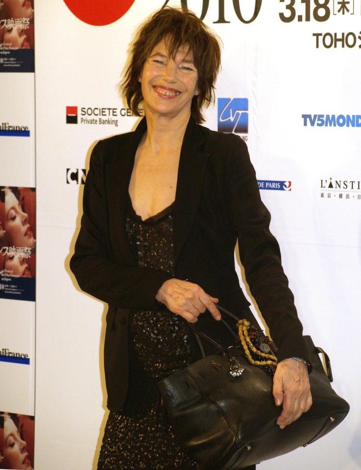 エルメスのバーキンを手にしたジェーン・バーキン（２０１０年３月）