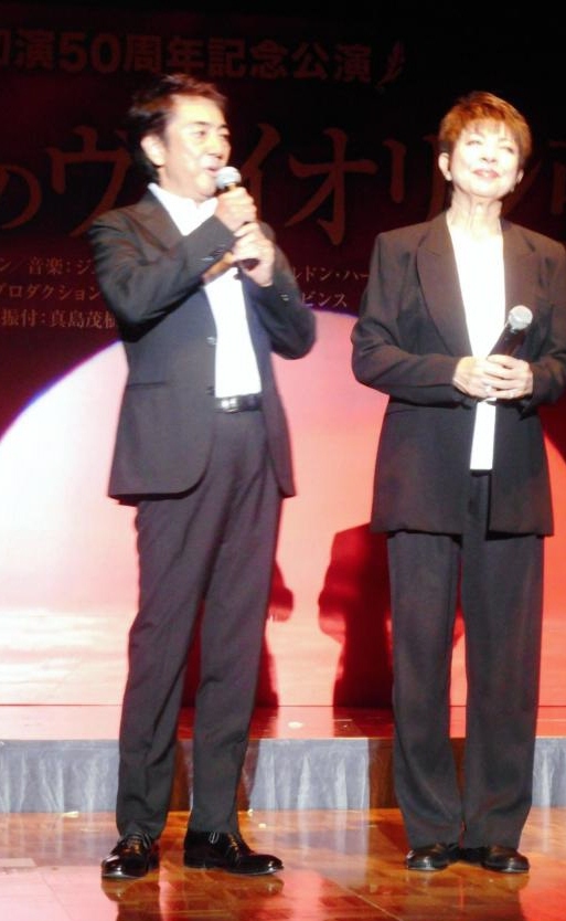 ミュージカル「屋根の上のヴァイオリン弾き」の製作発表会見に登場した市村正親（左）と鳳蘭＝東京プリンスホテル
