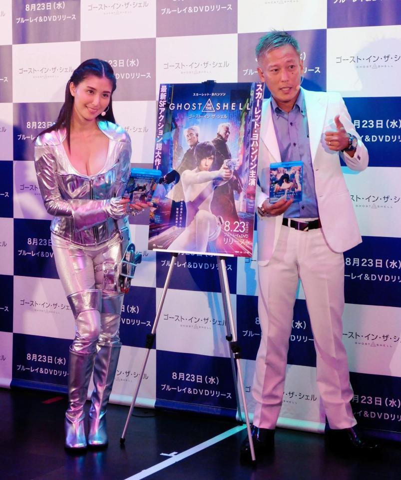 イベントに登場した橋本マナミ（左）とじゅんいちダビッドソン＝東京・新宿区のロボットレストラン