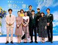 　（前列左から）滝藤賢一、松雪泰子、永野芽郁、佐藤健、原田知世、谷原章介（後列左から）風吹ジュン、中村雅俊、余貴美子