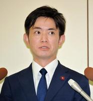 会見で釈明する橋本健市議＝神戸市役所（撮影・開出牧）