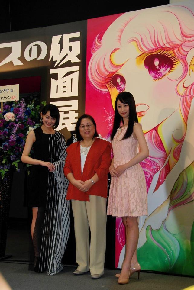 「ガラスの仮面展」オープニングイベントに登場した（左から）吉本実憂、美内すずえ氏、井本彩花＝東京・松屋銀座