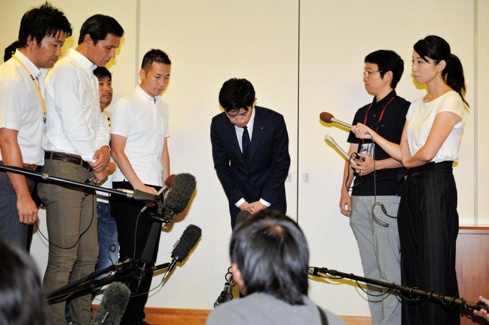 会見を終え頭を下げる橋本健市議＝神戸市役所（撮影・開出牧）