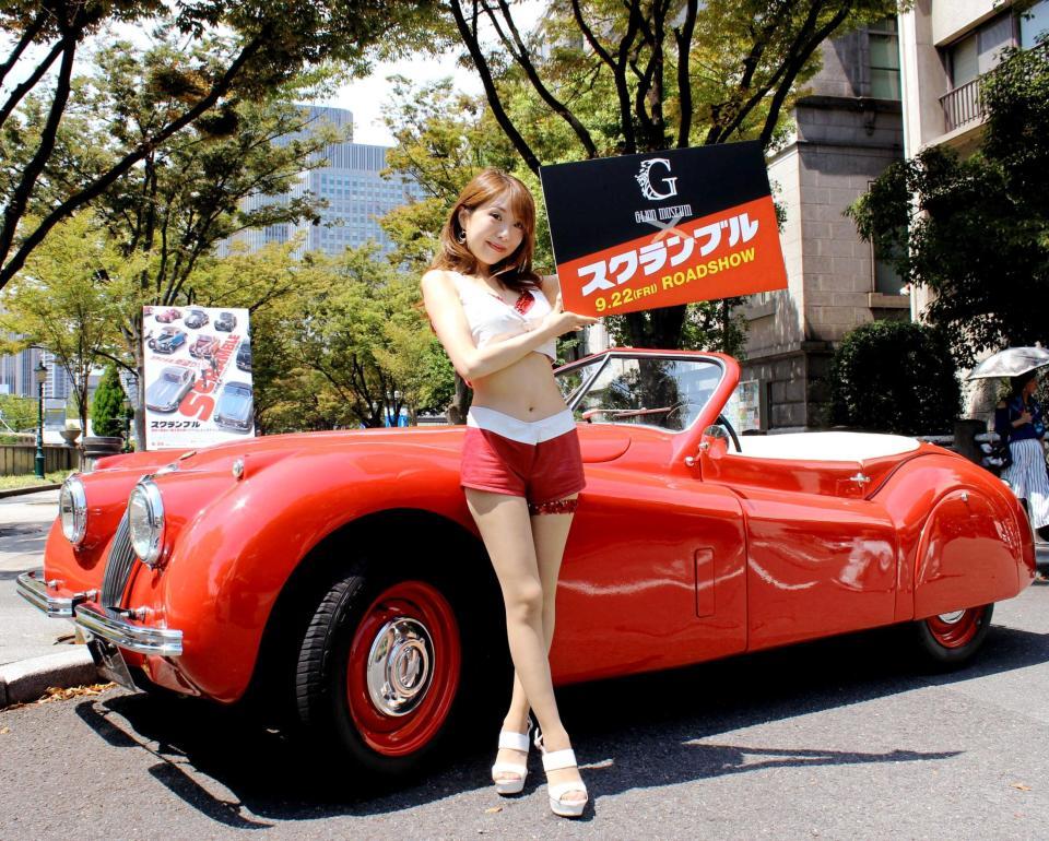 　クラシックカーとともにデイリースポーツを訪れた佐藤りお