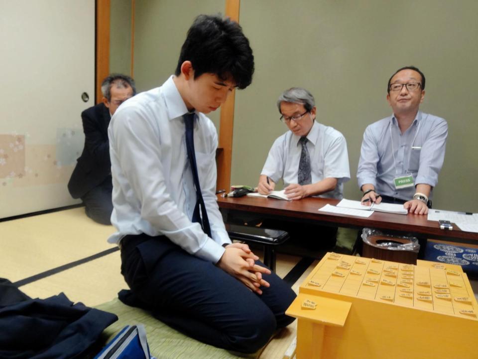 対局後、うつむく藤井聡太四段＝関西将棋会館