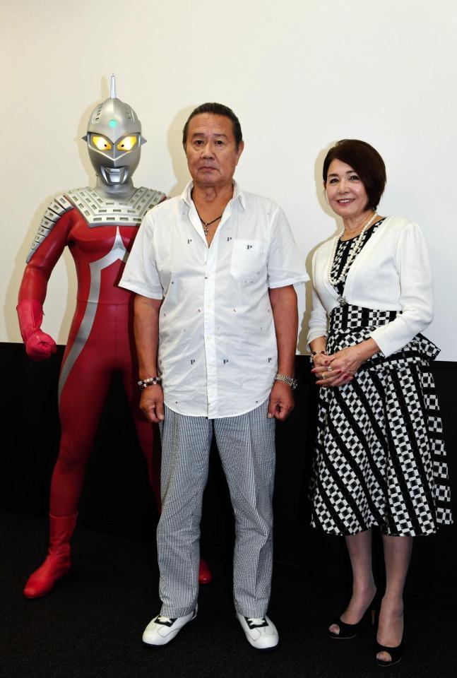 写真に納まる（左から）ウルトラセブン、森次晃嗣、ひし美ゆり子＝池袋サンシャインシティ（撮影・中田匡峻）