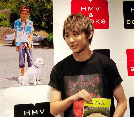 十代の頃の写真を前に取材に応じた須賀健太＝ＨＭＶ＆ＢＯＯＫＳ　ＴＯＫＹＯ