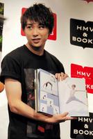 写真集をアピールした須賀健太＝ＨＭＶ＆ＢＯＯＫＳ　ＴＯＫＹＯ