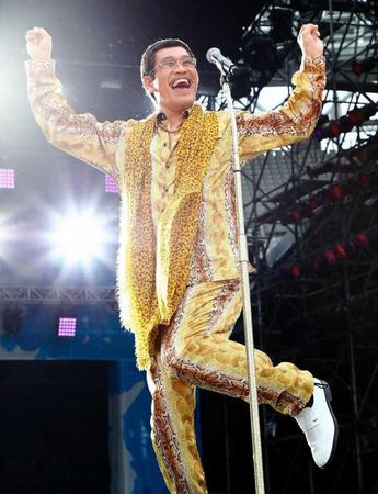 「ＰＰＡＰ」を披露するピコ太郎＝東京・味の素スタジアム