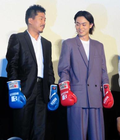 ボクサー役としてグローブを着けて登場したヤン・イクチュン（左）と菅田将暉＝東京・丸の内ピカデリー