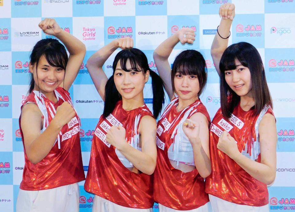 　初パフォーマンスを披露したアップアップガールズ（プロレス）の（左から）ミウ、ヒナノ、ヒカリ、ラク＝神奈川・横浜アリーナ
