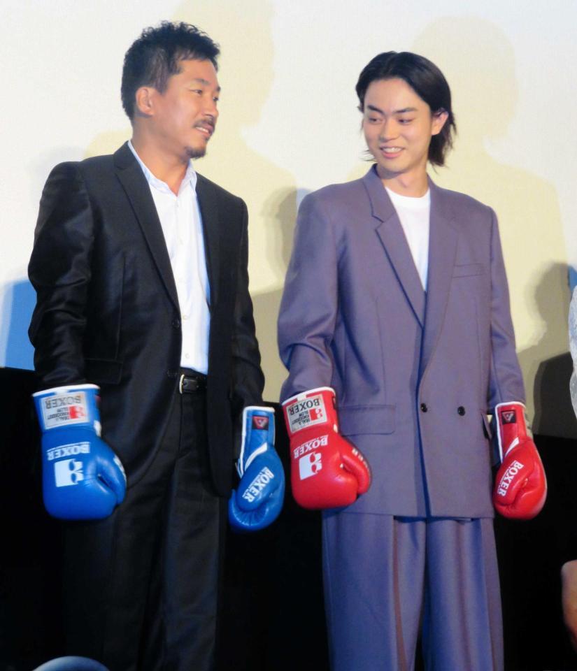 ボクサー役としてグローブを着けて登場したヤン・イクチュン（左）と菅田将暉＝東京・丸の内ピカデリー