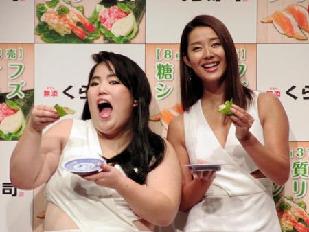 くら寿司新商品発表会に登場した（左から）ゆりやんレトリィバァとすみれ＝東京・品川