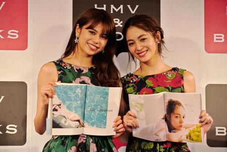 お気に入りショットを紹介する佐藤晴美（左）と楓＝東京・渋谷