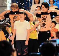 　見事完走しｗｉｔｈＢから祝福されるブルゾンちえみ＝２７日、日本武道館