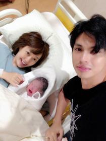 【写真】アレク&川崎希夫妻、第1子との3ショット披露