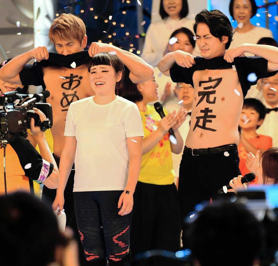 　見事完走しｗｉｔｈＢから祝福されるブルゾンちえみ＝２７日、日本武道館