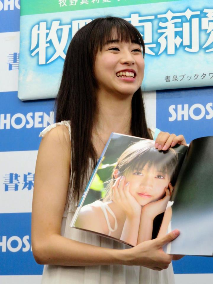 写真集の発売イベントを開催した牧野真莉愛＝東京・秋葉原