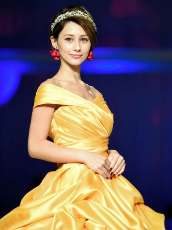 ウエディングドレスを身にまとったダレノガレ明美＝都内