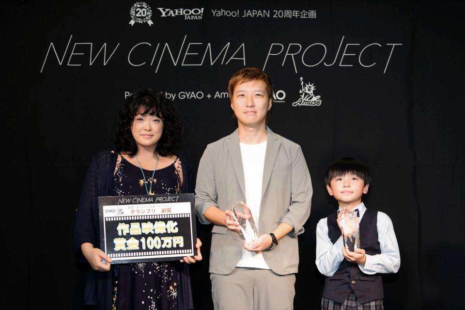 　グランプリを受賞した文晟豪監督（中央）と脚本の蛭田直美氏（左）、審査員特別賞ののだすすむくん＝都内