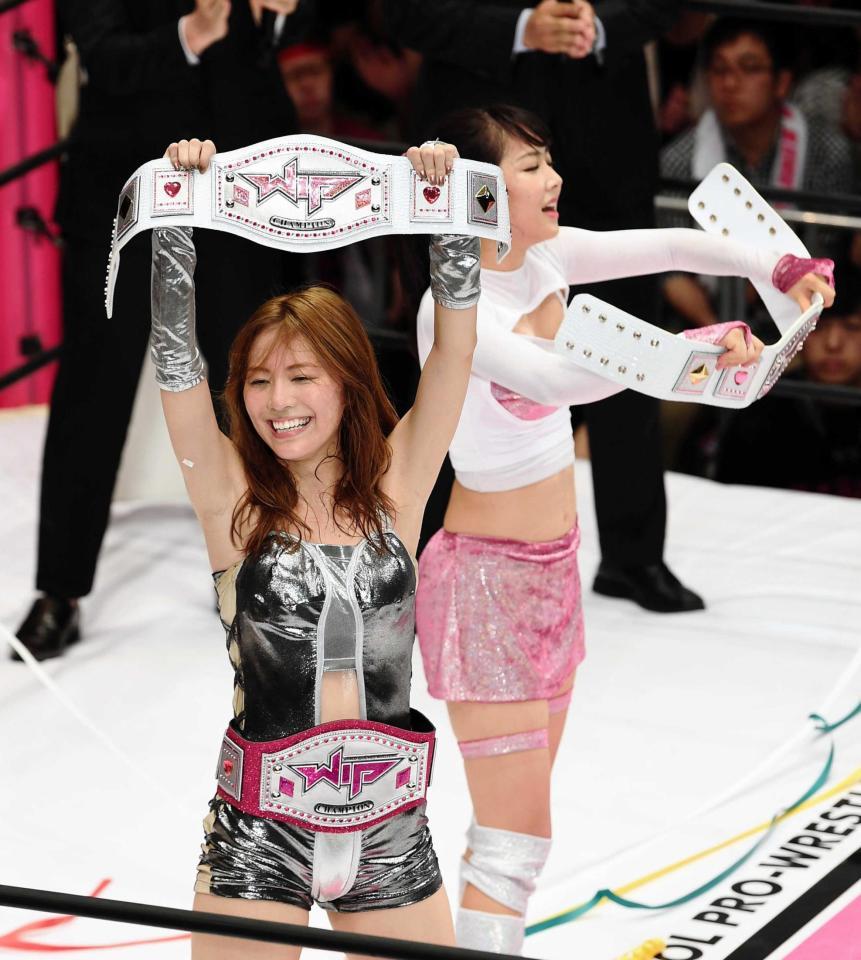 　道頓堀白間（後方）とベルトを掲げて笑顔のハリウッドＪＵＲＩＮＡ（撮影・園田高夫）