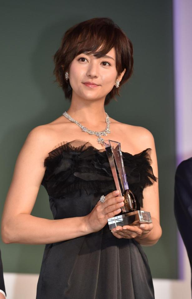 総額２億円のジュエリーを身に着け登場した木村文乃＝東京ビッグサイト