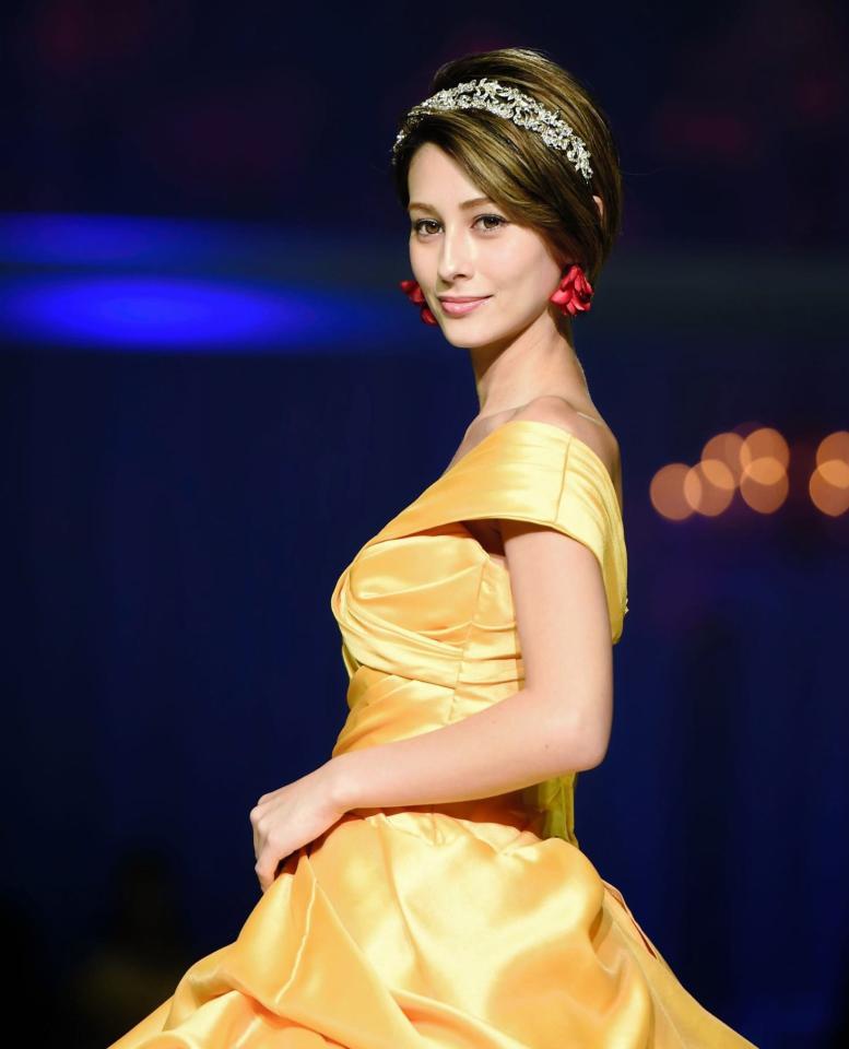 ウエディングドレスを身にまとったダレノガレ明美＝都内