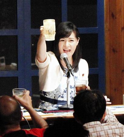 トークライブを行った上西小百合議員＝大阪市内