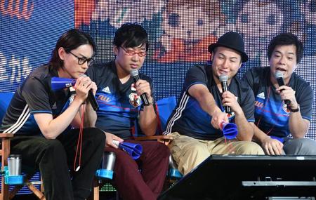 真剣に試合を見守る菅田将暉（左）＝東京・六本木のニコファーレ