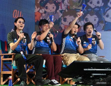 ＰＶ観戦で盛り上がる菅田将暉、南海キャンディーズ・山里亮太、バンビーノの石山大輔、藤田裕樹（左から）＝東京・六本木のニコファーレ