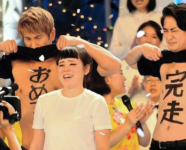 　見事完走しｗｉｔｈＢから祝福されるブルゾンちえみ＝２７日、日本武道館