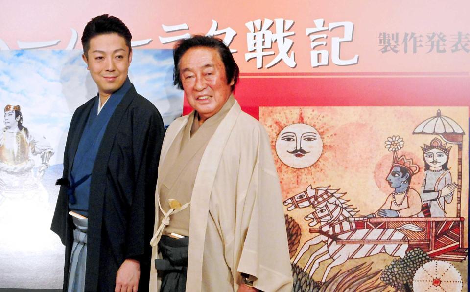 　新作歌舞伎製作発表会見を行った尾上菊五郎（右）と尾上菊之助＝東京・帝国ホテル