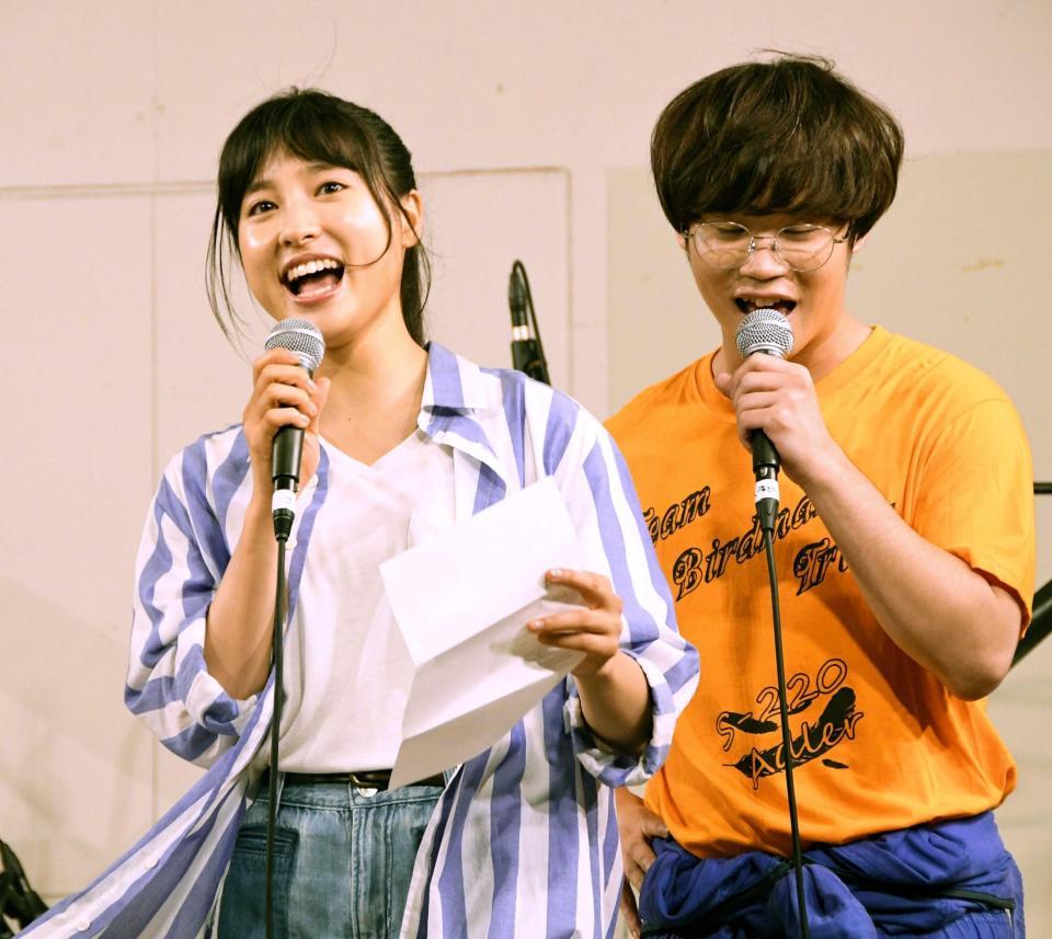 　映画主題歌の「空も飛べるはず」を歌う（右から）矢本悠馬と土屋太鳳＝東京・池袋