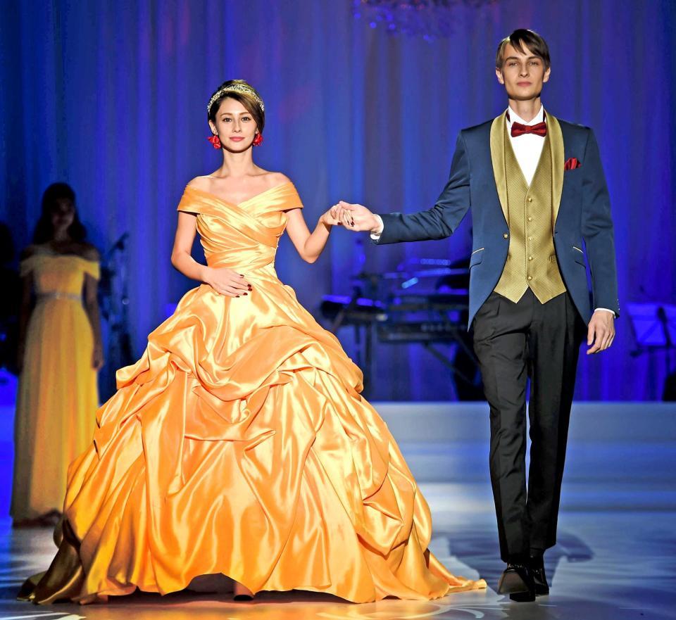 　ウエディングドレス姿で優雅に歩くダレノガレ明美（左）＝東京・ザ・グランドホール（撮影・開出牧）