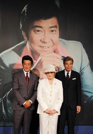 　裕次郎さんの写真の前で微笑む（左から）神田正輝、石原まき子さん、舘ひろし