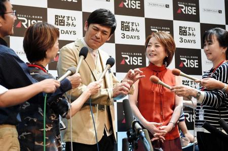 報道陣の質問攻めに顔を歪める岡田圭右（左）。右は西川史子＝東京・ＫＩＴＴＥ　１Ｆ　アトリウム（撮影・開出牧）