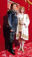 宝塚歌劇団月組公演「Ａｌｌ　ｆｏｒ　Ｏｎｅ～ダルタニアンと太陽王～」の初日を迎え、会見した珠城りょう（左）と愛希れいか＝東京宝塚劇場