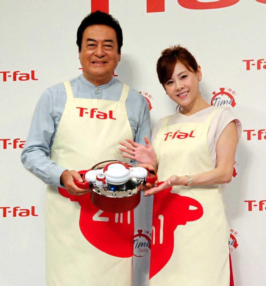 　親子で料理に挑戦した高橋真麻（右）と高橋英樹＝都内