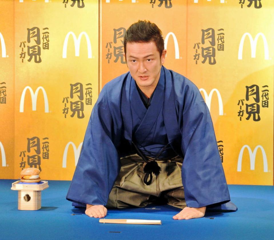 　“二代目”月見バーガーのお披露目口上をする中村獅童＝東京・大久保