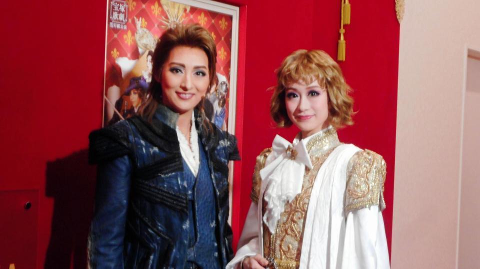 宝塚歌劇団月組公演「Ａｌｌ　ｆｏｒ　Ｏｎｅ～ダルタニアンと太陽王～」の初日を迎え、会見した珠城りょう（左）と愛希れいか＝東京宝塚劇場