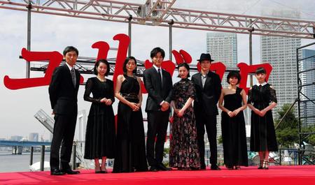 映画「ユリゴコロ」完成披露試写会に登場した（左から）熊沢尚人監督、清野菜名、木村多江、松坂桃李、吉高由里子、松山ケンイチ、佐津川愛美、清原果耶＝ららぽーと豊洲シーサイドデッキ（撮影・堀内翔）