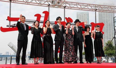 映画「ユリゴコロ」の魅力を語った（左から）熊沢尚人監督、清野菜名、木村多江、松坂桃李、吉高由里子、松山ケンイチ、佐津川愛美、清原果耶＝ららぽーと豊洲シーサイドデッキ（撮影・堀内翔）